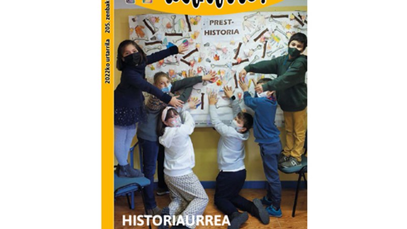 Urteko lehen Txikitto aldizkaria banatzen dihardute herriko ikastetxeean