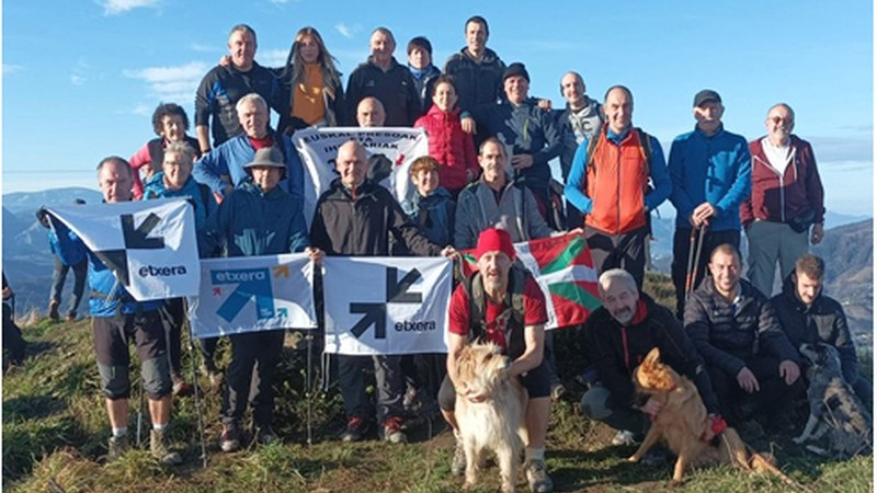 Urterokoari jarraituz, eibartar askok agurtu zuten Urte Berria Urko gainean
