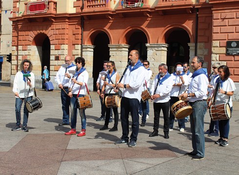 USARTZA txistulari taldea: “San Juan Zortzikoa eta San Juan bezpera barru-barruan daramatzagu”
