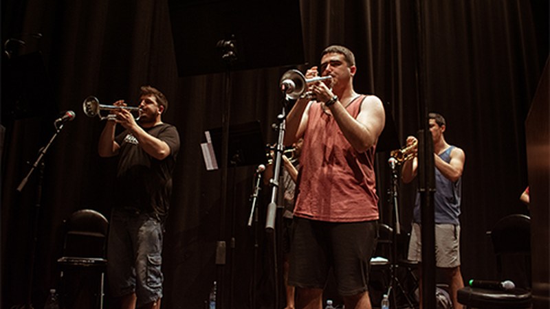 Ustekabe fanfarreak ‘Eibarko kantak’ diskoa aurkeztuko du eguenean eta barixakuan Coliseoan