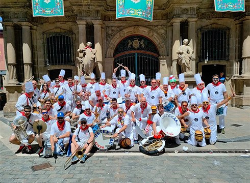 Ustekabe fanfarreak Sanferminak girotu ditu Donostiako Bar Antonio danborradarekin batera