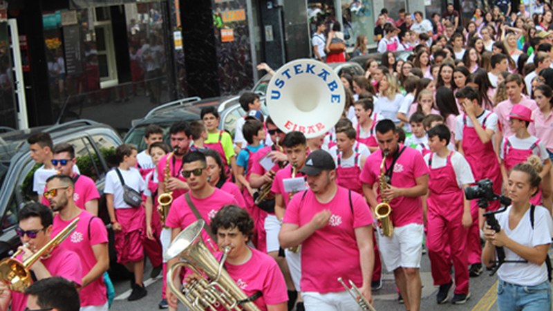 Ustekabe fanfarrearekin kalejira egin dute herriko kuadrillek