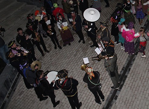 Ustekabe fanfarrearen erritmora agurtuko ditugu gaur Aratosteak