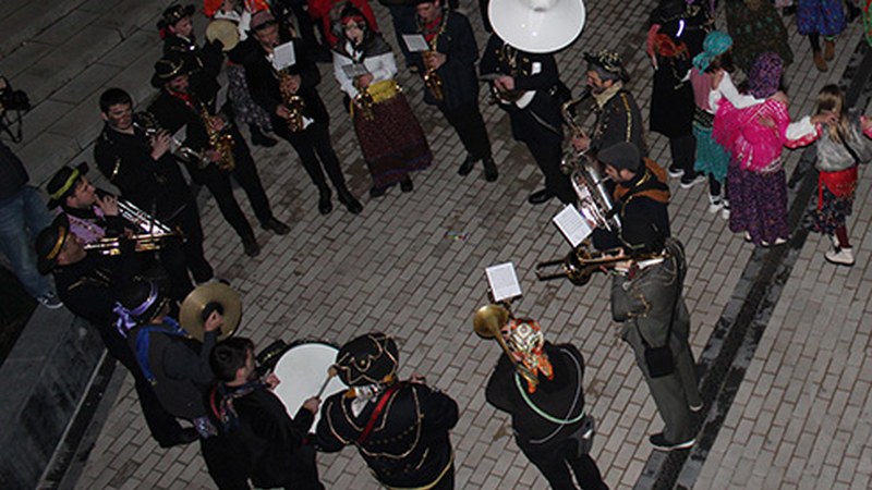 Ustekabe fanfarrearen erritmora agurtuko ditugu gaur Aratosteak