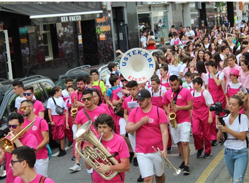 Ustekabe Iruñeako Sanferminetan danborradaren doinuekin