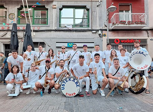 Ustekabe txarangak hirutan hartuko du parte Donostiako danborradan, beste horrenbeste konpainiarekin