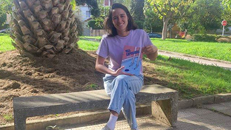 Usue Egiak "Ura leporaino" liburuari buruz egingo du berba gaurko Idazlearekin Harixa Emoten saioan