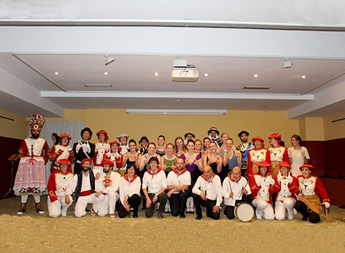 Utahko Unibertsitatetik euskal dantzak ikastera etorritako neskek saioa eman zuten Portalean