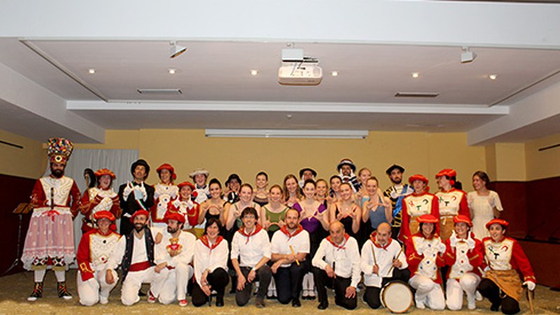 Utahko Unibertsitatetik euskal dantzak ikastera etorritako neskek saioa eman zuten Portalean