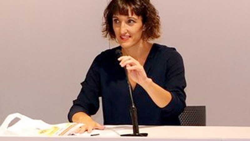 Uxue Alberdi egongo da bihar Eibarren, Harixa Emoten irakurle talderen saioan