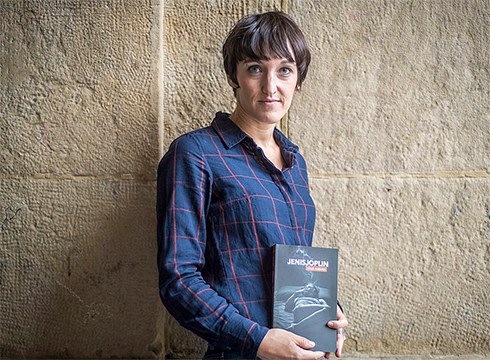 Uxue Alberdi, idazlea: “80. hamarkadak orduko umeoi nola markatu gintuen kontatu nahi nuen”