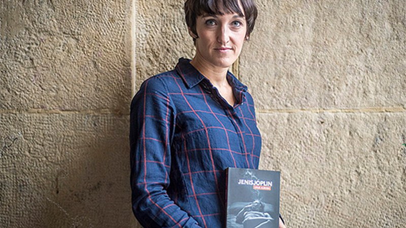 Uxue Alberdi, idazlea: “80. hamarkadak orduko umeoi nola markatu gintuen kontatu nahi nuen”