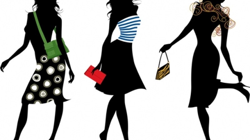 Valenciagako jantziekin desfilatzeko modelo bila