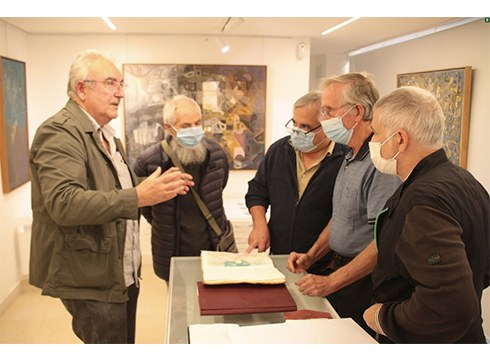 Vicente Iriondoren kodigoari buruzko azalpenek jakinmina piztu dute 'Aztarnak' erakusketaren inaugurazioan