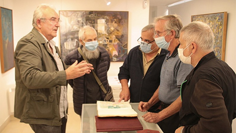 Vicente Iriondoren kodigoari buruzko azalpenek jakinmina piztu dute 'Aztarnak' erakusketaren inaugurazioan