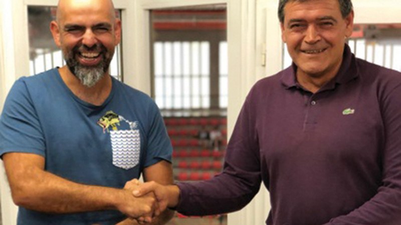 Victor Uriarte atezaina izandakoak jaso du eskubaloi saria Eibarko Kirol Sarietan