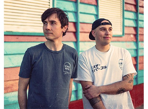 We are apes, Hello!: “Talde introspektiboa gara, geure buruaz egiten dugu berba abestietan”