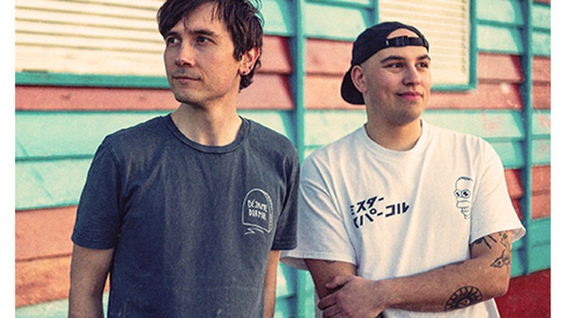 We are apes, Hello!: “Talde introspektiboa gara, geure buruaz egiten dugu berba abestietan”