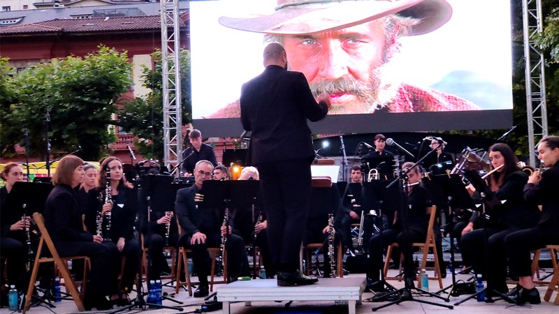 Western estiloko pelikulen musika San Juan jaiei agur esaten joateko