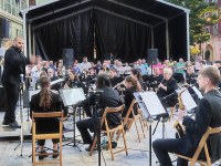 Western estiloko pelikulen musika San Juan jaiei agur esaten joateko