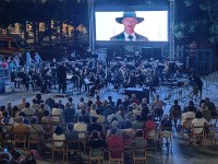 Western estiloko pelikulen musika San Juan jaiei agur esaten joateko