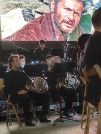 Western estiloko pelikulen musika San Juan jaiei agur esaten joateko