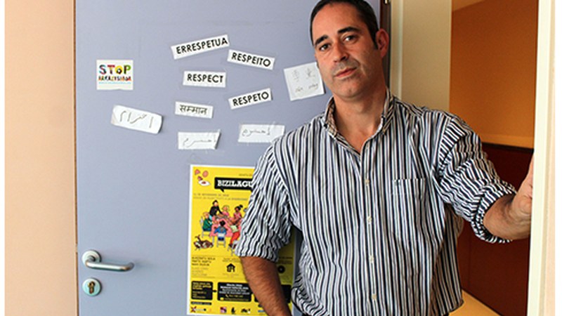 Xabier Andres, Udaleko inmigrazio teknikaria: “Etorkinek eragin positiboa izaten dute ekonomian”