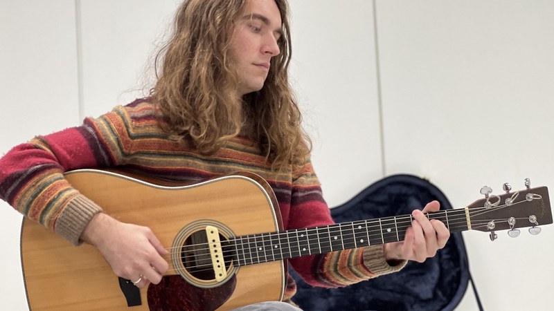 XABIER BADIOLA: “Gitarra-jolea naiz lehenik eta, gero, abestu egiten dut”