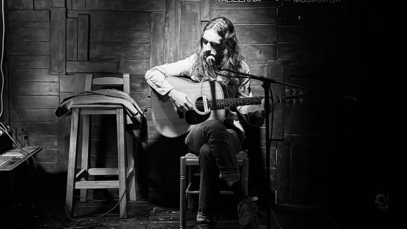 Xabier Badiolak bigarren diskoa kaleratu du: "Leiho Ondoan Xori Bat"