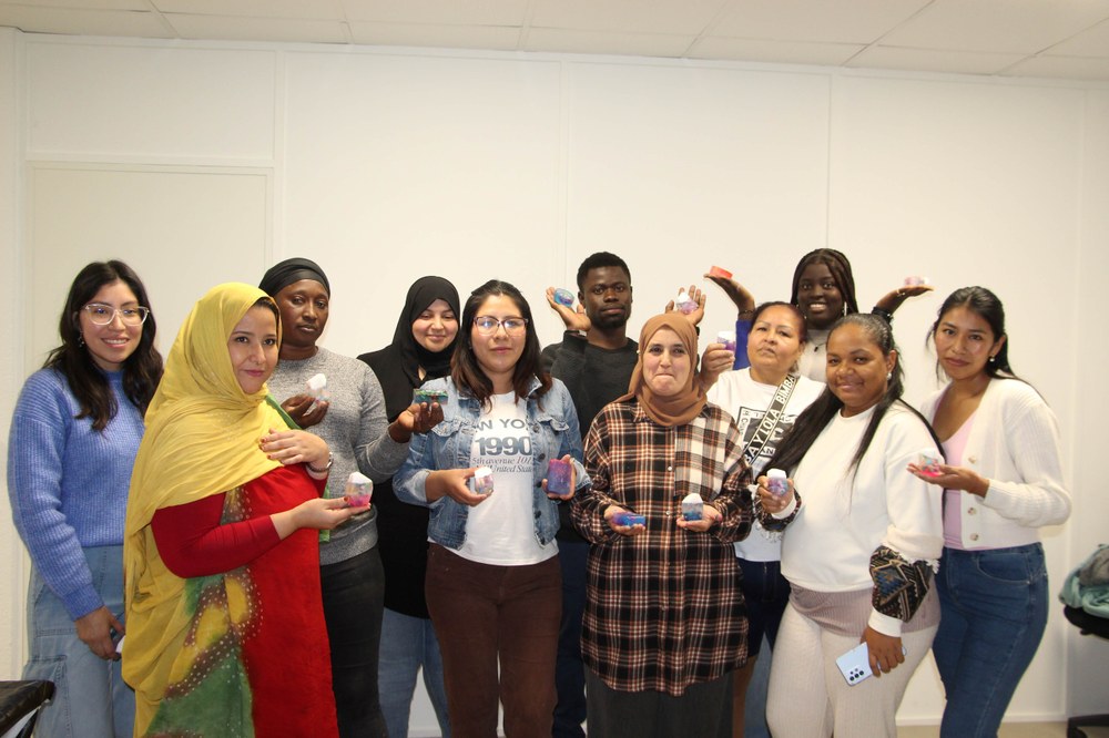 Xaboia egiten ikasteko saioan jardun dute Ongietorri programako partaideek