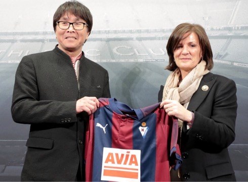 'Oliver y Benji' telesailaren sortzaileari Eibar taldearen kamiseta oparitu diote