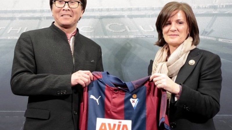 'Oliver y Benji' telesailaren sortzaileari Eibar taldearen kamiseta oparitu diote