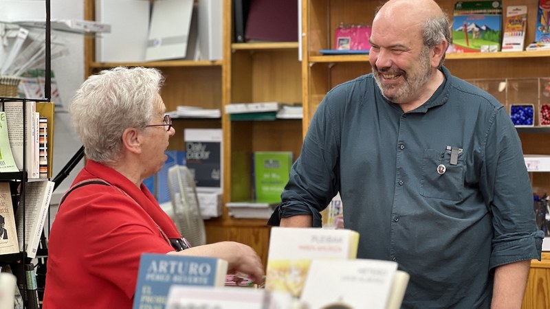 Yraolagoitia liburu-denda bizirik, sasietan nahaspilatu aurretik