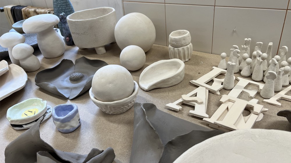 Zabalik dago ikasle berrientzako matrikulazio epea Dibujo eta Zeramika Udal Eskoletan