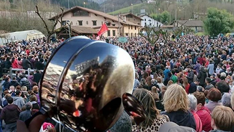 Zabortegia amildu eta bi langileak desagertu zirela bi hilabete bete direla gogoratzeko burrunbada deitu dute gaurko