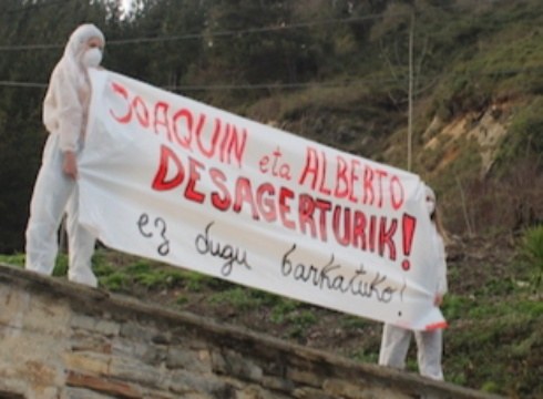 Zabortegian desagertuta segitzen duten Joaquin eta Albertoren omenezko kantua egin du Mursegok