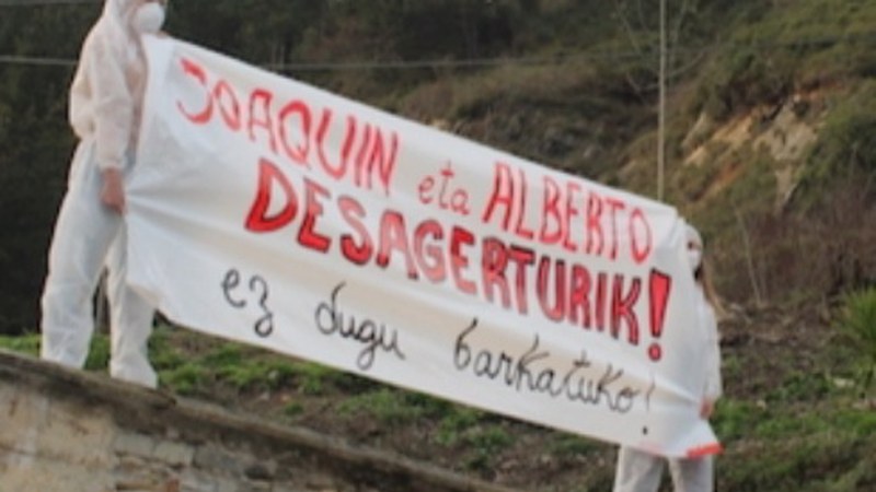 Zabortegian desagertuta segitzen duten Joaquin eta Albertoren omenezko kantua egin du Mursegok