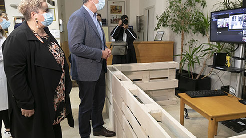 Zaharren egoitzak senitartekoen bisitak jasotzen hasiko dira, segurtasun-neurri handiekin