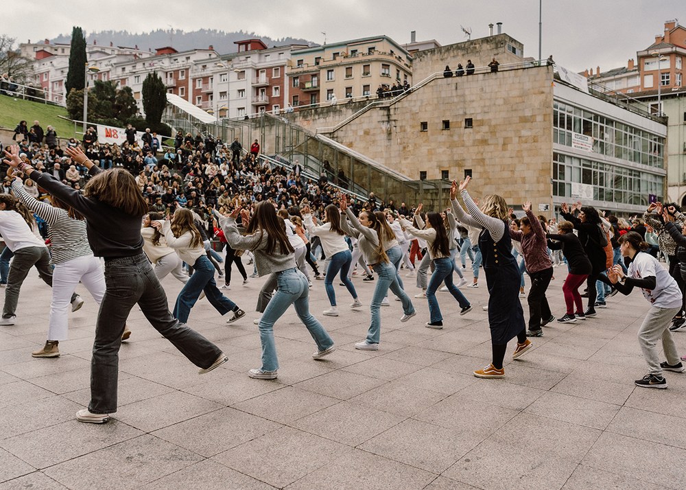 Zaintzaren inguruko dantza-ikuskizuna eta mural kolektiboa egingo ditu Kaxak domekan