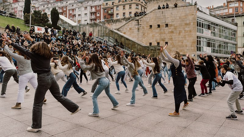 Zaintzaren inguruko dantza-ikuskizuna eta mural kolektiboa egingo ditu Kaxak domekan
