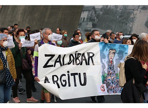 Zaldibar Argitu: “Koronabirusa baliatu dute Zaldibarkoa bigarren mailako arazo lokal bat bezala saltzeko”