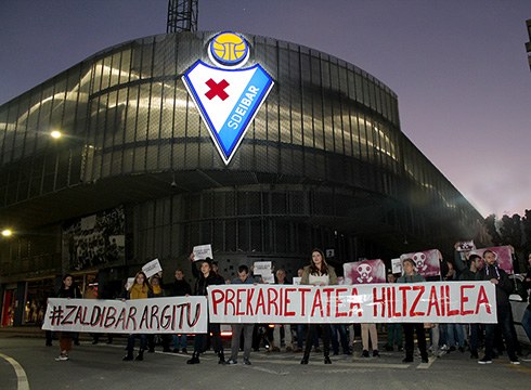 Zaldibar Argituk elkarretaratzea egin du Ipuruan eta herritarrak lanuztearekin bat egitera deitu ditu