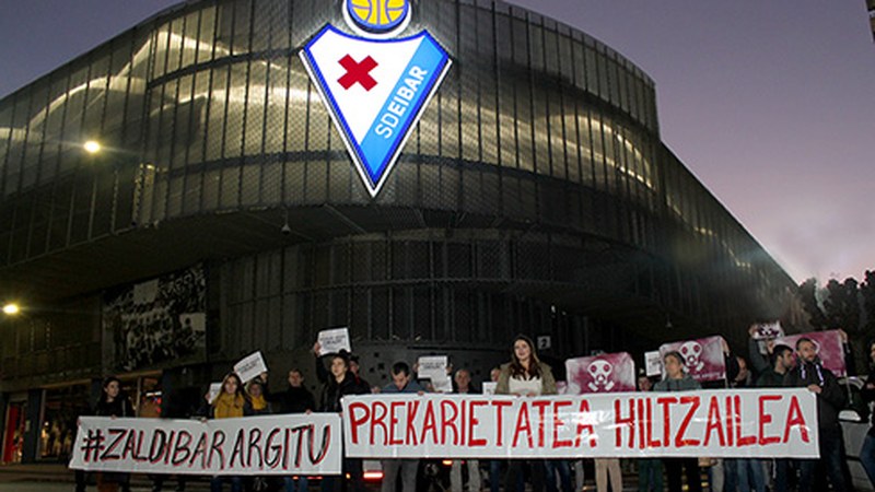 Zaldibar Argituk elkarretaratzea egin du Ipuruan eta herritarrak lanuztearekin bat egitera deitu ditu