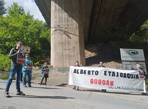 Zaldibarren desagertuta dauden Alberto eta Joaquinekin batera, aurten hil diren 29 langileak gogoratu dituzte