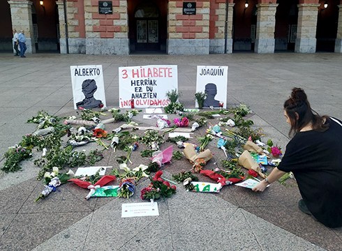 Zaldibarren desagertuta jarraitzen duten bi langileen omenezko lore eskaintzak egin dira