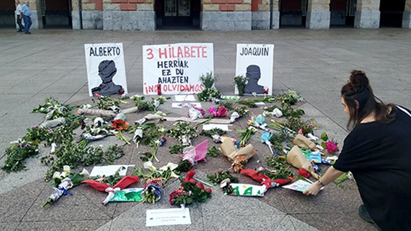 Zaldibarren desagertuta jarraitzen duten bi langileen omenezko lore eskaintzak egin dira