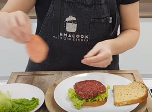 (Bideoa) Zaloa Otaduy-k 3. errezeta osasungarria egitera animatzen gaitu: Farmaburger begetala