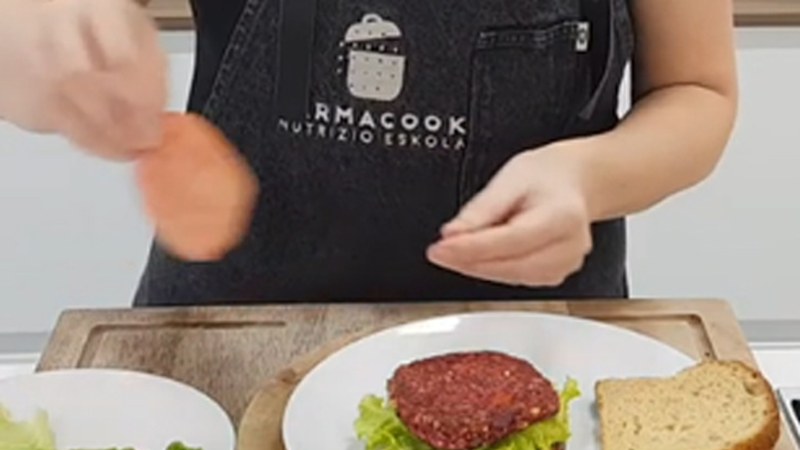 (Bideoa) Zaloa Otaduy-k 3. errezeta osasungarria egitera animatzen gaitu: Farmaburger begetala