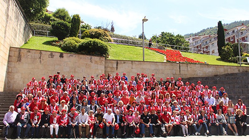 Zapatua zurigorriz jantzi zuten gurean elkartu ziren Athletic-zaleek