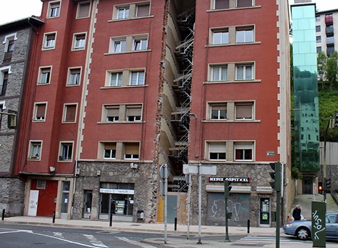 Zapatuan ordubetez itxiko dute Barrena kalea, bertako eraikin batean eskailera bat ipintzeko
